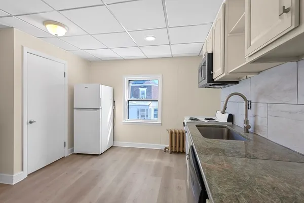 $2,200 | 119 Bank Street, Unit 2, Attleboro, MA 02703