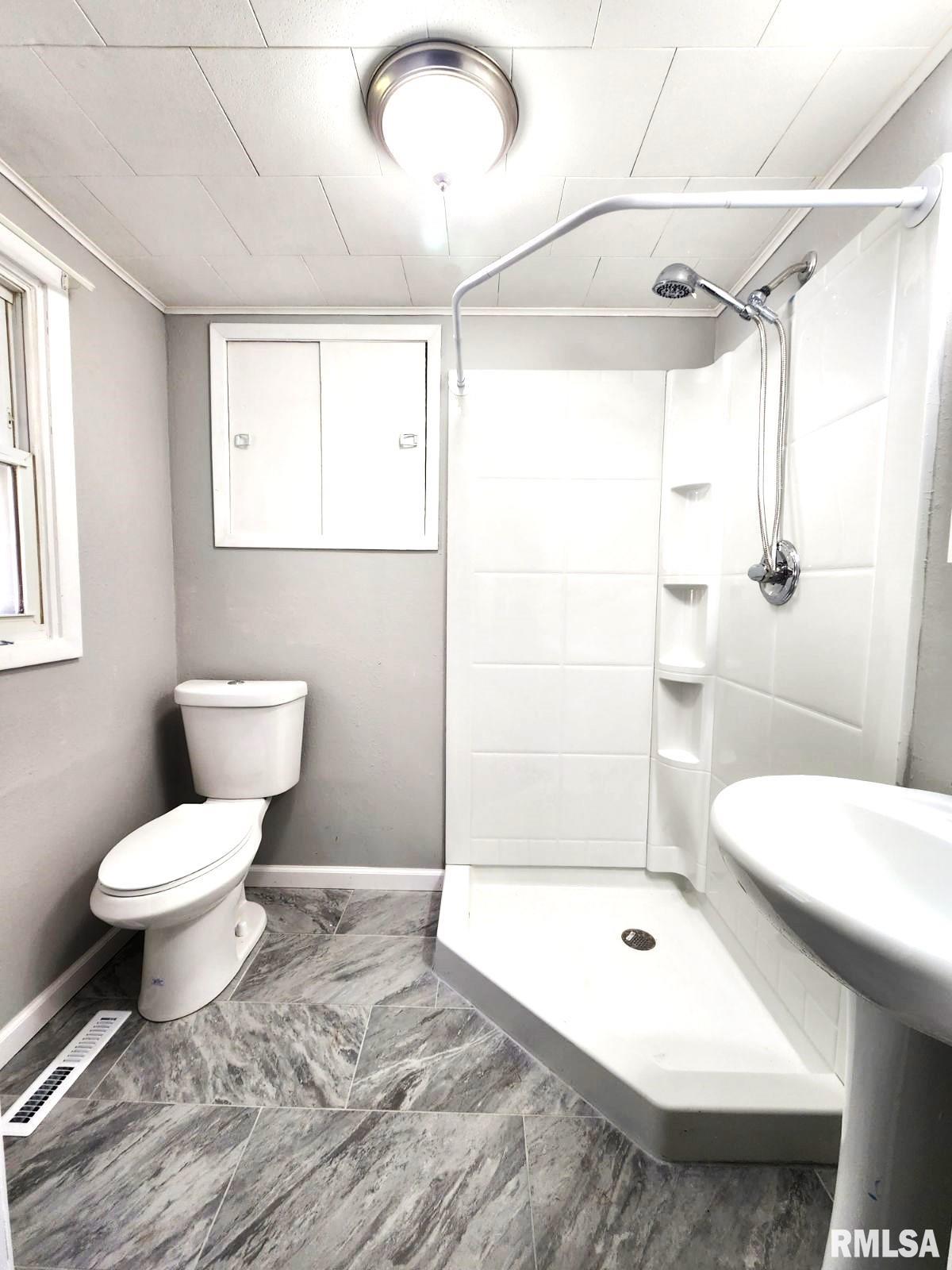 5813 North Koerner Road Peoria, IL 61615 - Photo 9 of 30 Gallery Image 9