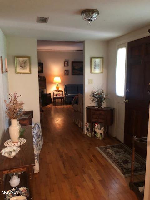 212 Holcomb Carroll Road Carriere, MS 39426 - Photo 8 of 21 Foyer HC