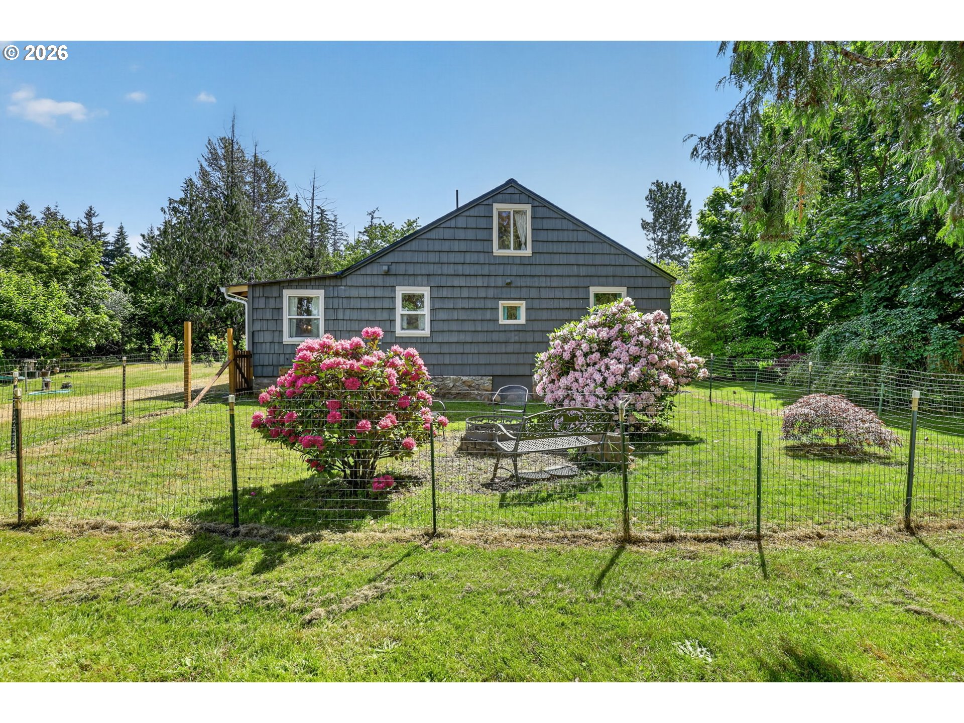 33951 Southeast Coupland Road Estacada, OR 97023 - Photo 28 of 48 a backyard of a house with table and chairs