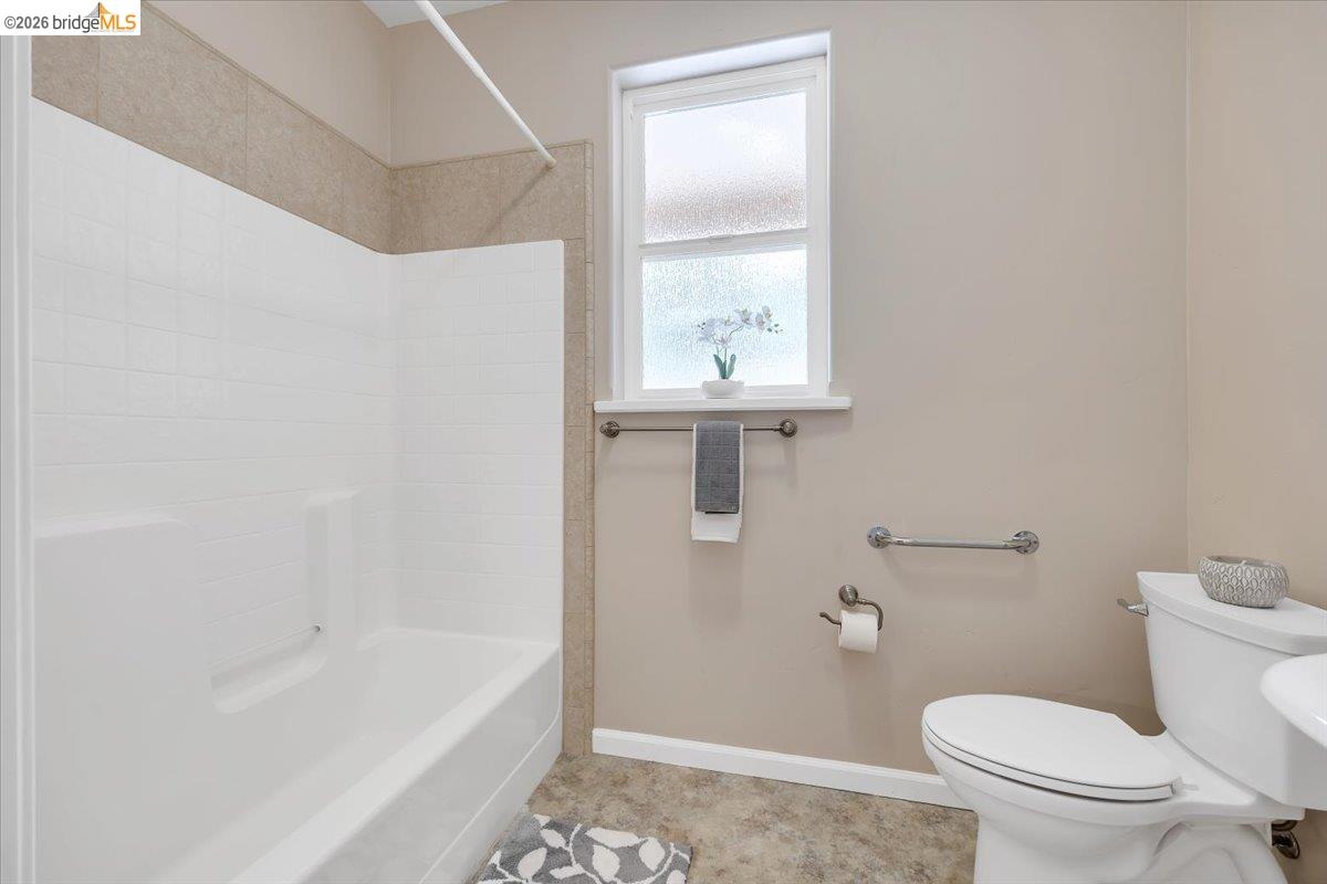 18180 Robin Ridge Road Sonora, CA 95370 - Photo 39 of 88 Full Bathroom off of Laundry Room
