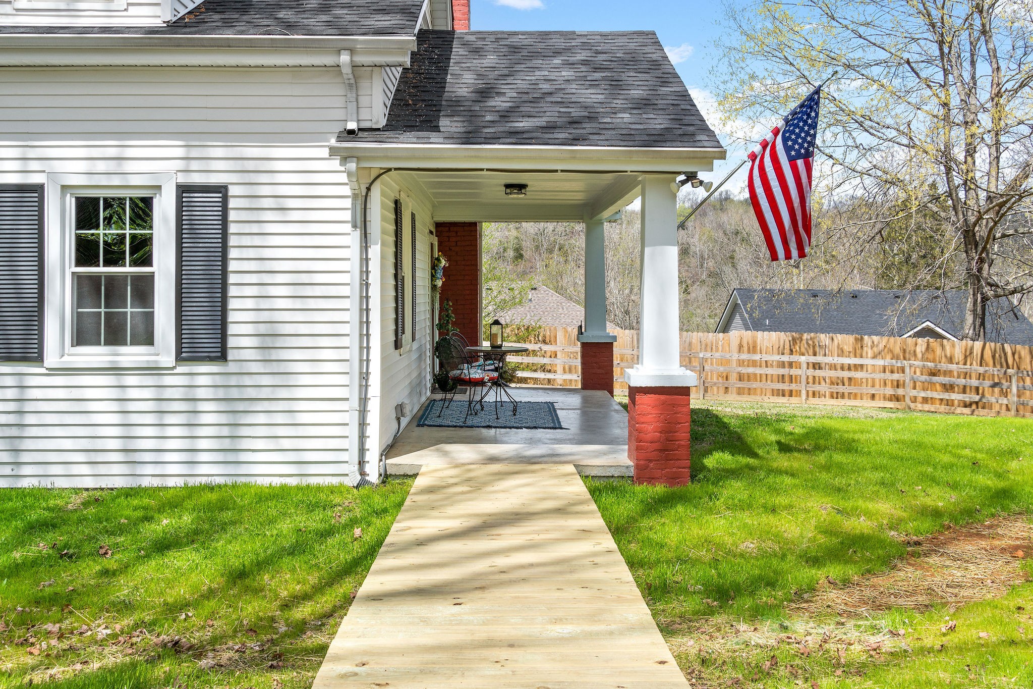 962 Gratton Road Clarksville, TN 37043 - Photo 3 of 41 a front view of a house with a garden