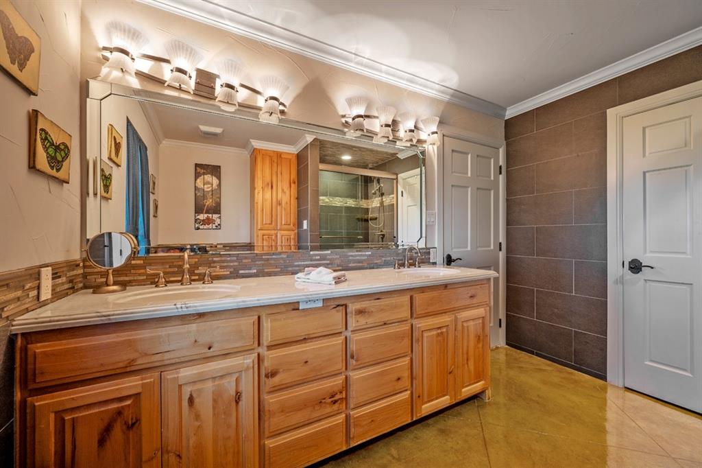 103 Hyde Lake Road Bennington, OK 74723 - Photo 27 of 39 Primary bath