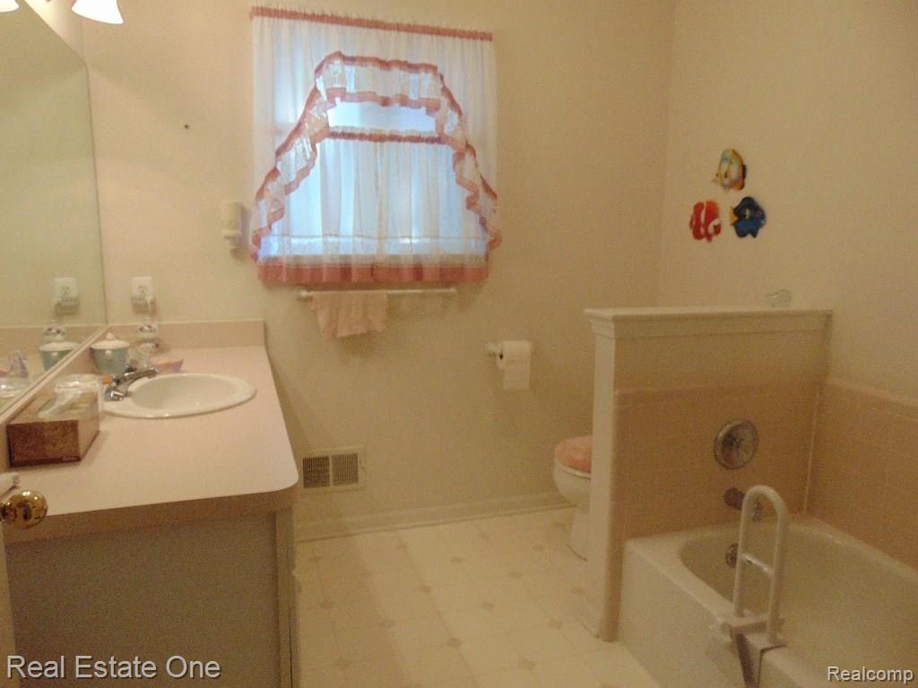 44802 West 10 Mile Road Novi, MI 48375 - Photo 22 of 36 master bath.JPG