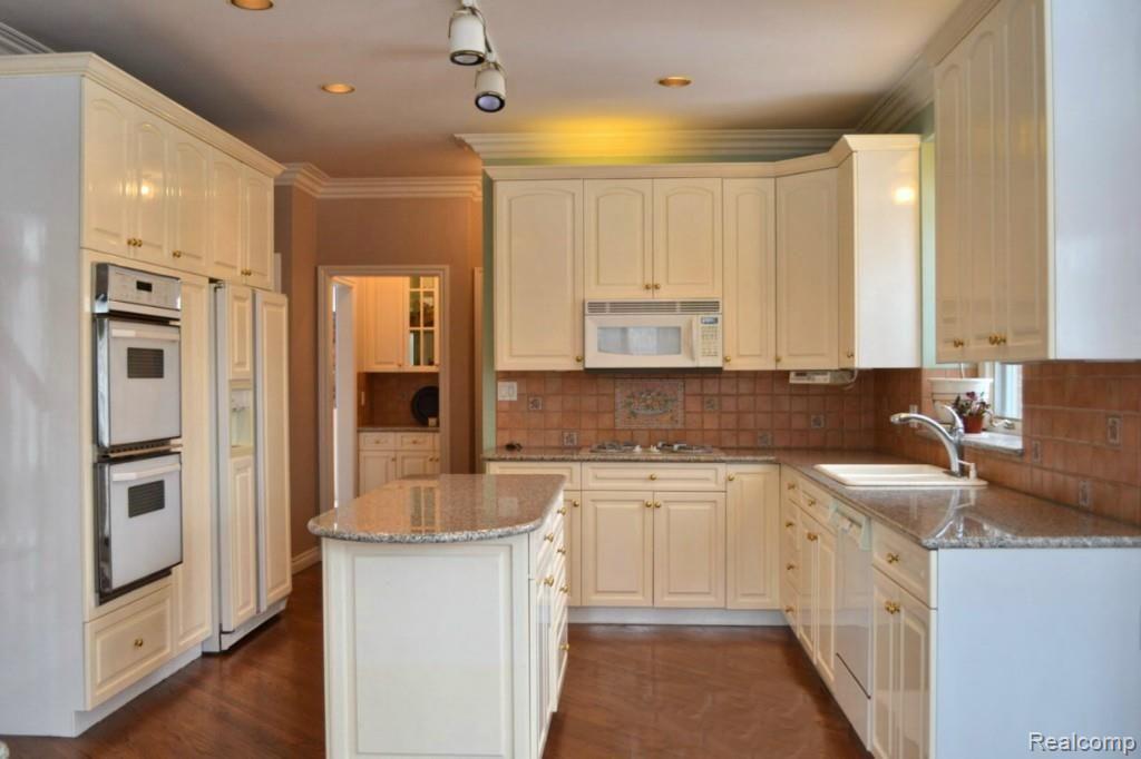 3609 Cedar Brook Drive Rochester, MI 48309 - Photo 7 of 27 Double Ovens