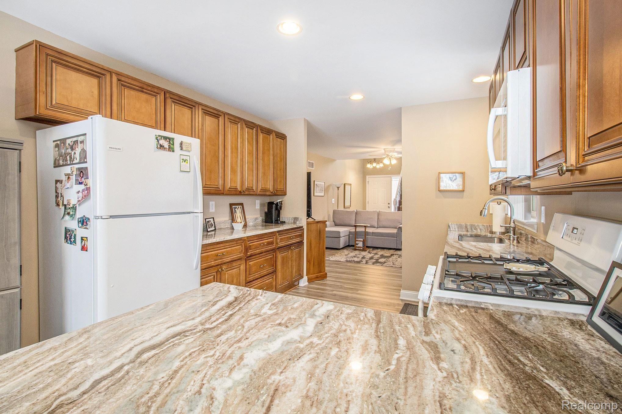 3054 Avalon Road Rochester, MI 48309 - Photo 9 of 28 KITCHEN
