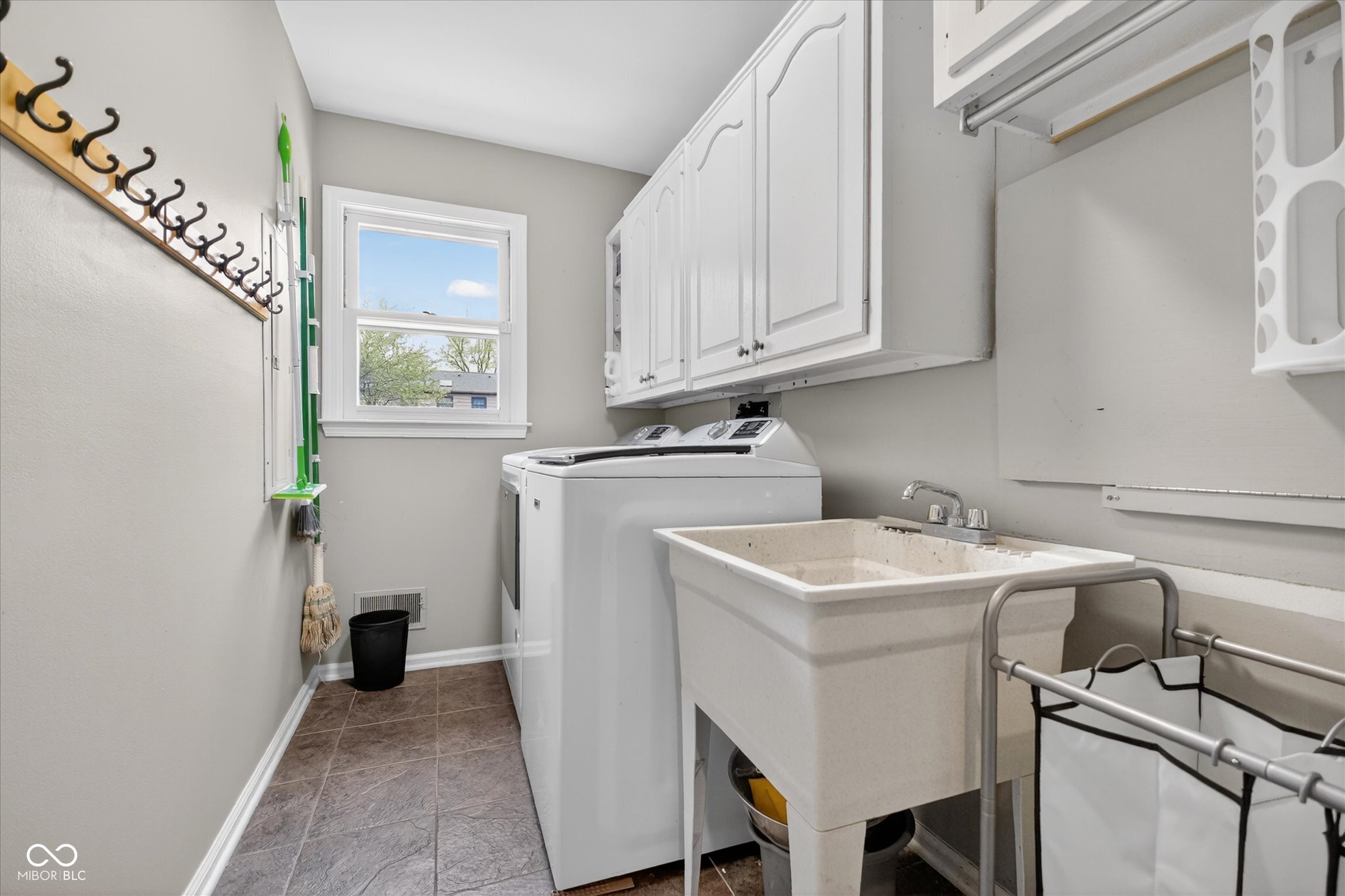 1948 Brewster Road Indianapolis, IN 46260 - Photo 27 of 48