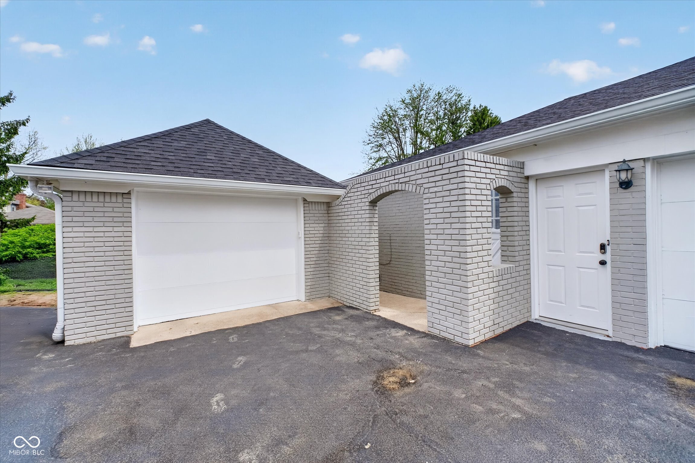 1948 Brewster Road Indianapolis, IN 46260 - Photo 4 of 48