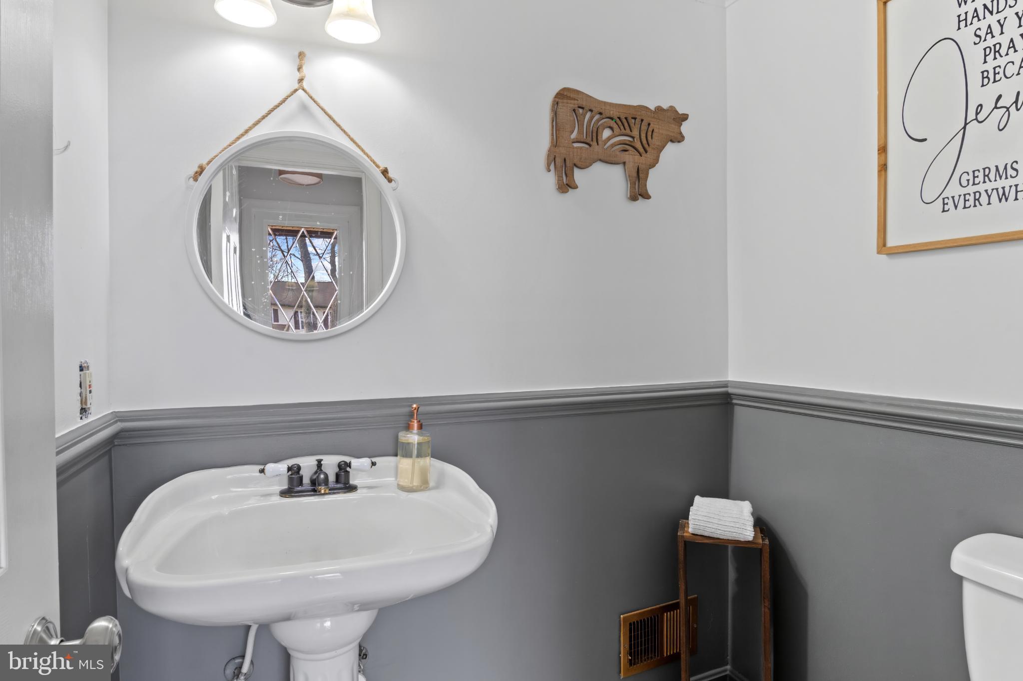 15500 Laurel Ridge Road Dumfries, VA 22025 - Photo 21 of 40 Charming half-bath with rustic accents.