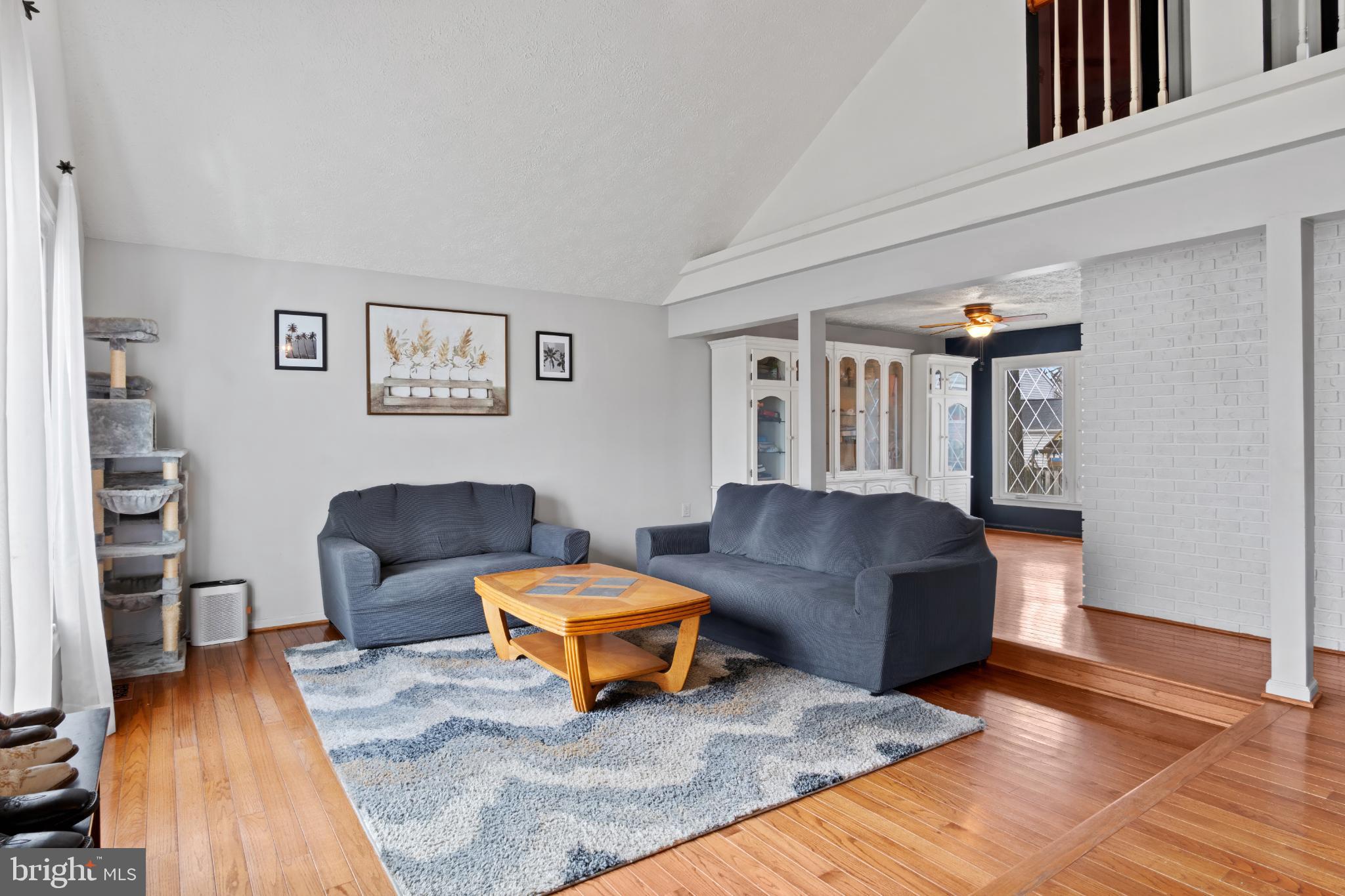 15500 Laurel Ridge Road Dumfries, VA 22025 - Photo 5 of 40 Spacious living area with vaulted ceilings.