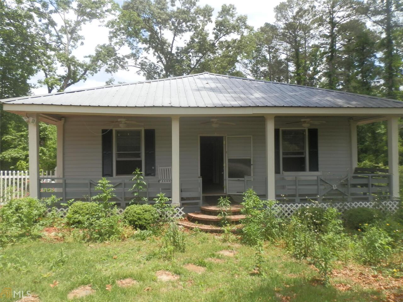 a view of house with front yard