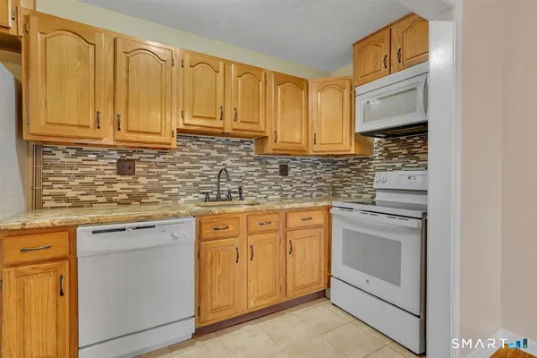 $159,900 | 4 G Country Squire Drive, Unit 4G, Cromwell, CT 06416