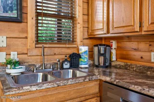 $874,999 | 315 Brown Wren Way, Gatlinburg, TN 37738