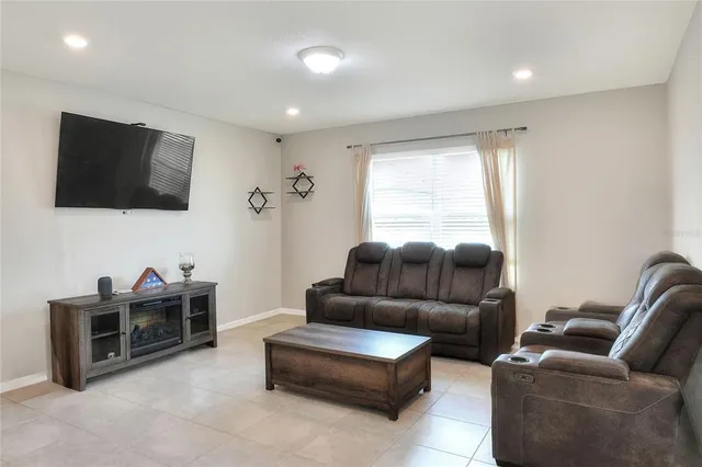 $2,400 | 1623 Aspen Avenue, Davenport, FL 33837