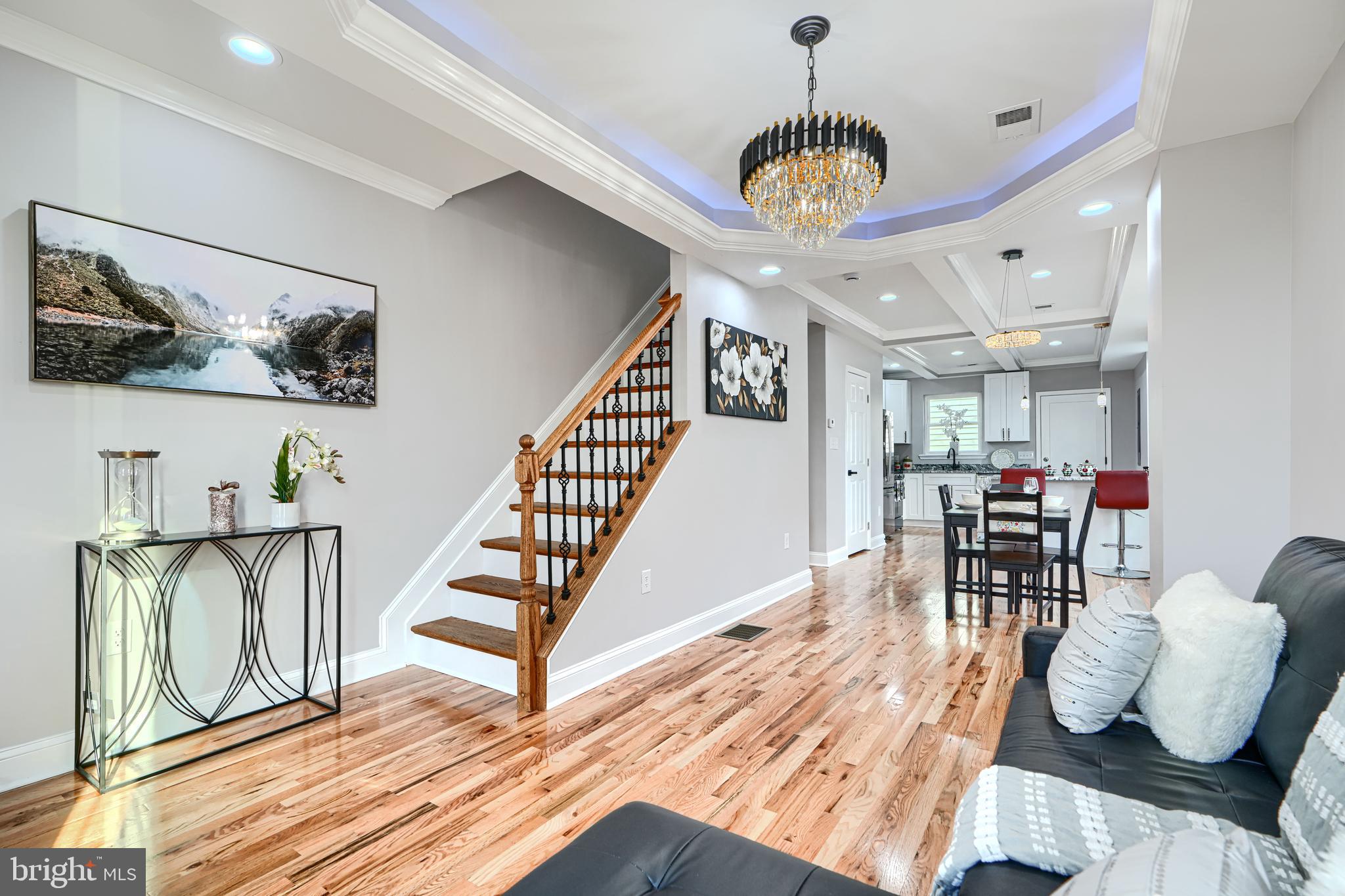 Beautiful Renovated 2Bed/2.5Bath End Group Home