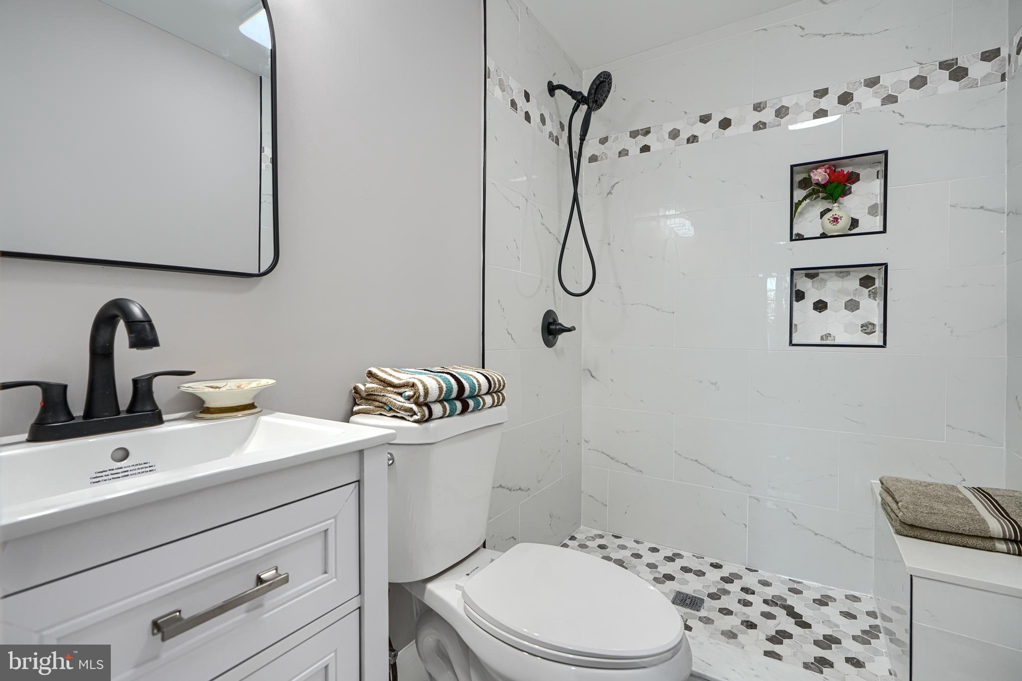 3613 4th Street Baltimore, MD 21225 - Photo 19 of 30 Full bath #2 w/ Walk-In Shower-Upper Level