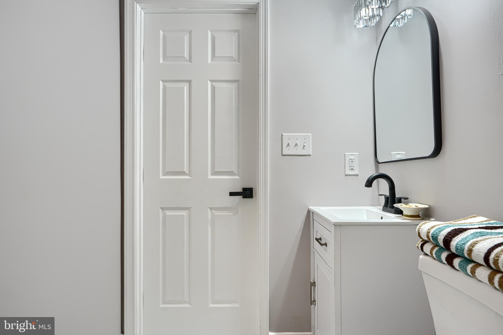 3613 4th Street Baltimore, MD 21225 - Photo 21 of 30 Full bath #2 w/ Walk-In Shower-Upper Level