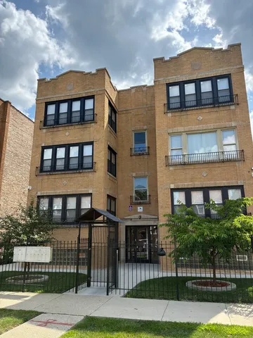 $1,200 | 1111 North Leclaire Avenue, Unit B, Chicago, IL 60651