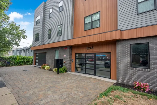 $814,900 | 5245 Washington Street, Unit 5, Boston, MA 02132