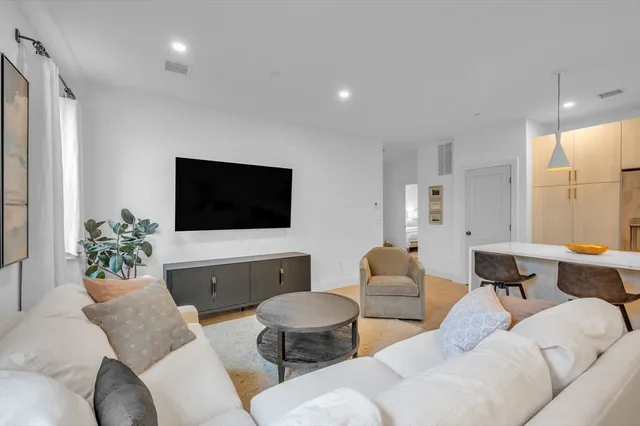 $814,900 | 5245 Washington Street, Unit 5, Boston, MA 02132