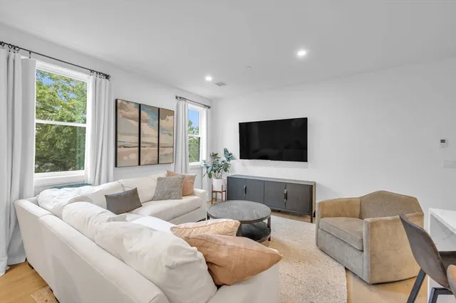 $814,900 | 5245 Washington Street, Unit 5, Boston, MA 02132