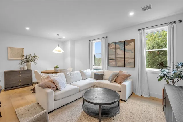 $814,900 | 5245 Washington Street, Unit 5, Boston, MA 02132