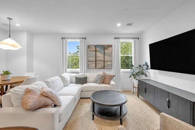 $814,900 | 5245 Washington Street, Unit 5, Boston, MA 02132