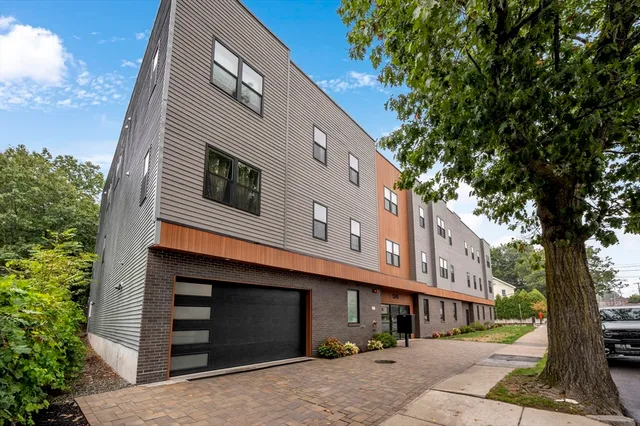 $814,900 | 5245 Washington Street, Unit 5, Boston, MA 02132