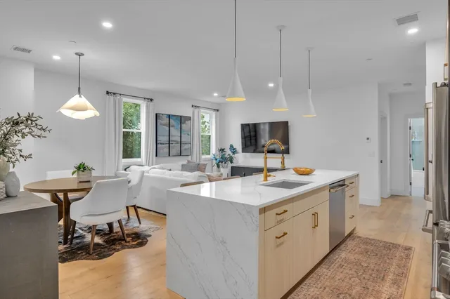 $814,900 | 5245 Washington Street, Unit 5, Boston, MA 02132