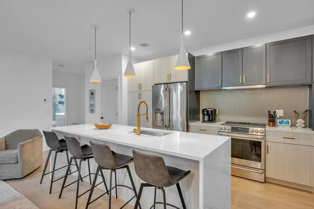 $814,900 | 5245 Washington Street, Unit 5, Boston, MA 02132