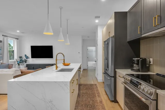 $814,900 | 5245 Washington Street, Unit 5, Boston, MA 02132