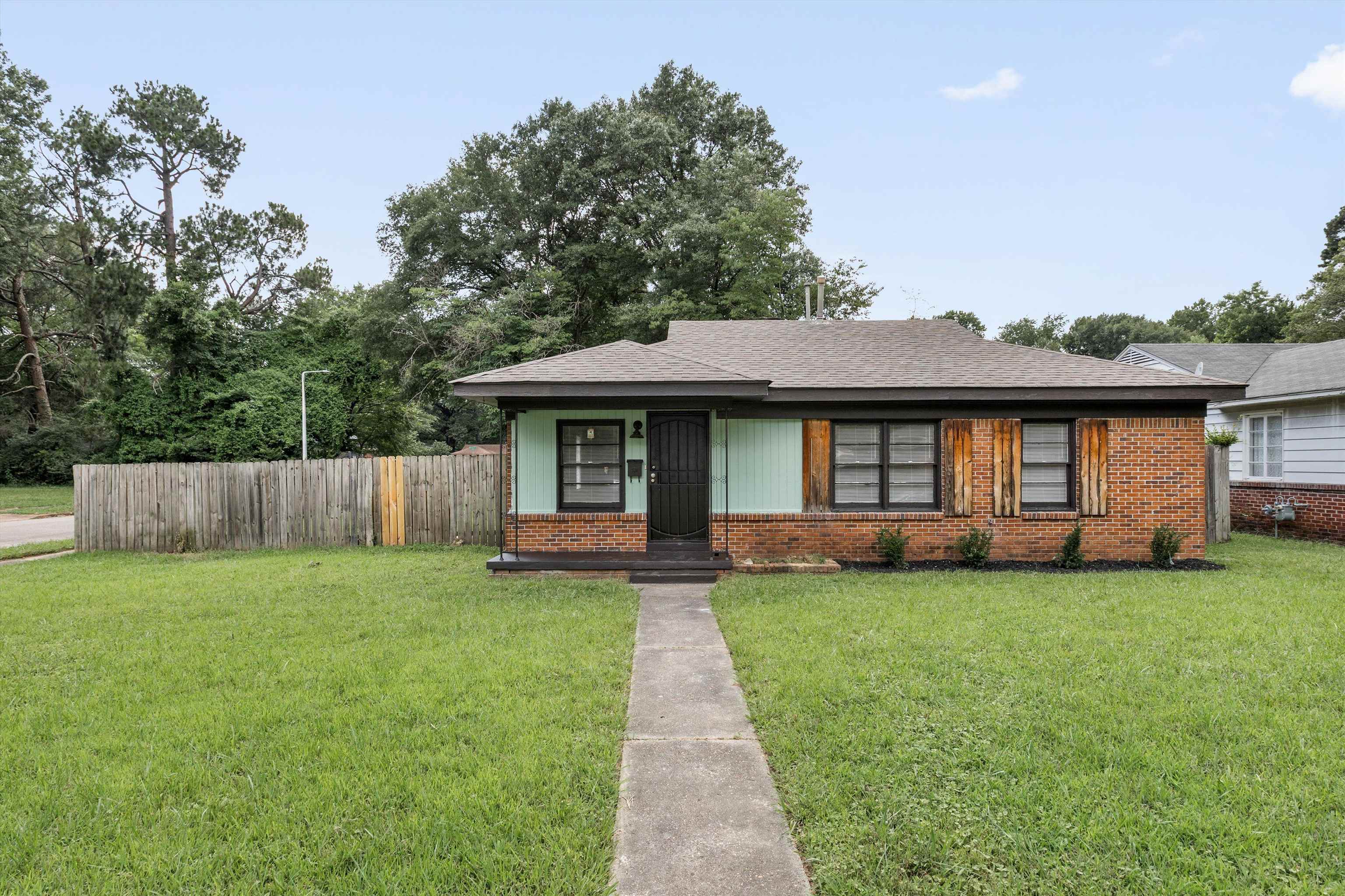 1387 Oak Ridge Drive Memphis, TN 38111 - Photo 8 of 11 a view of a house with a yard and porch