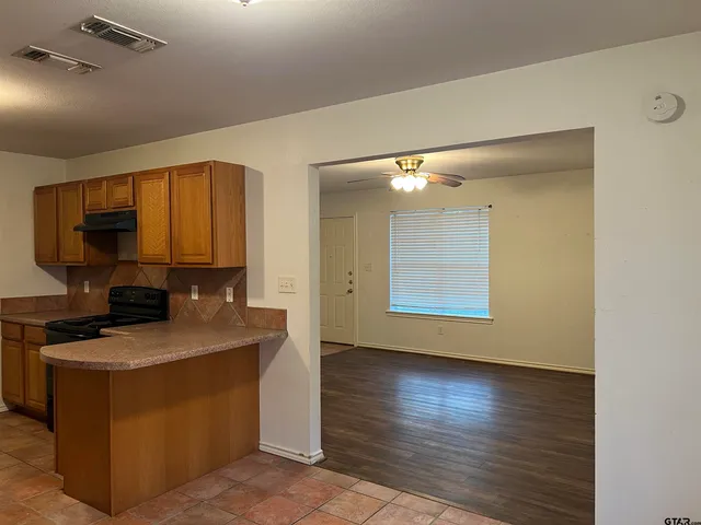 $1,050 | 912 A Sycamore Street, Mineola, TX 75773