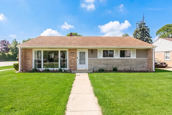$379,900 | 839 East Thacker Street, Des Plaines, IL 60016