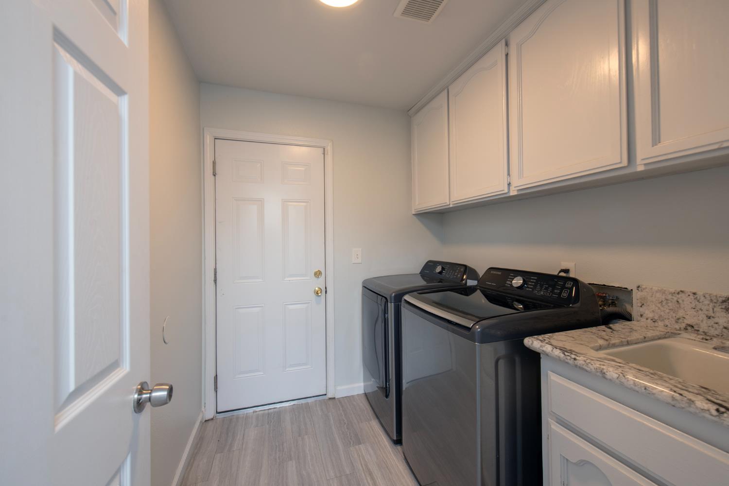 338 North Filbert Avenue Clovis, CA 93611 - Photo 25 of 33 a kitchen with a sink a stove and cabinets