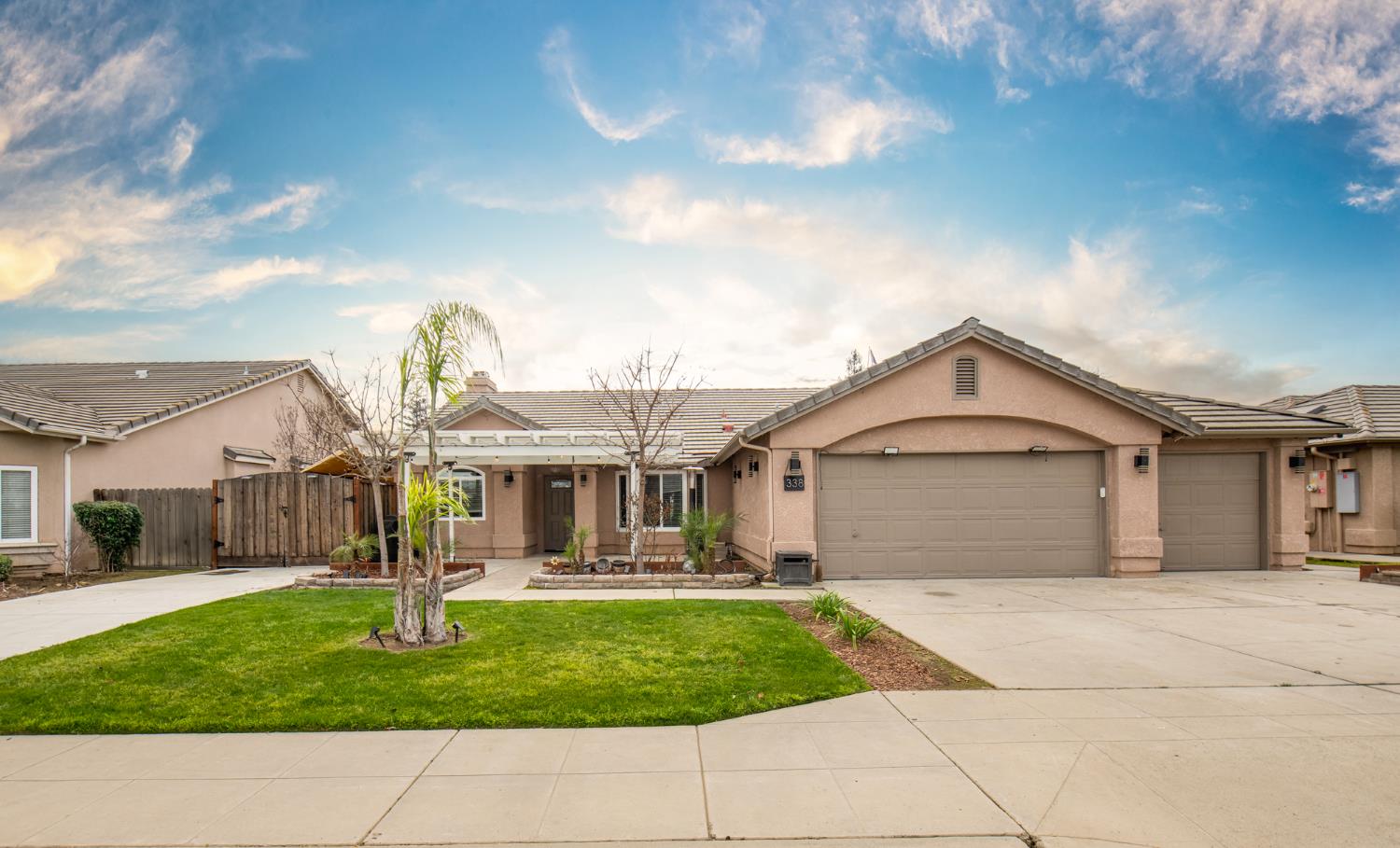 338 North Filbert Avenue Clovis, CA 93611 - Photo 4 of 33 a front view of a house with a garden and plants