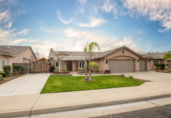 $495,000 | 338 North Filbert Avenue, Clovis, CA 93611