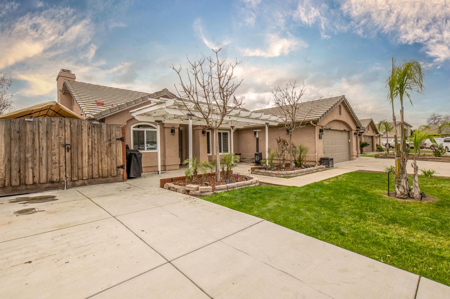 338 North Filbert Avenue Clovis, CA 93611 - Photo 6 of 33 a front view of a house with garden