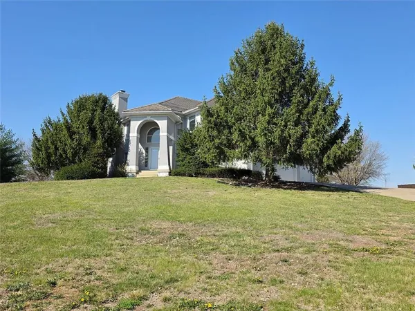 $3,200 | 14112 Windsor Street, Leawood, KS 66224