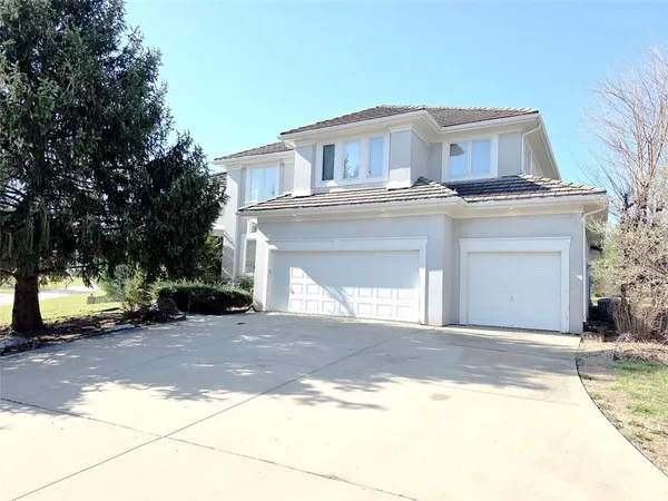 $3,200 | 14112 Windsor Street, Leawood, KS 66224