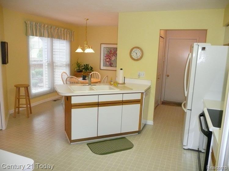 23077 Farmington Road, Unit 14 Farmington, MI 48336 - Photo 6 of 25 Kitchen