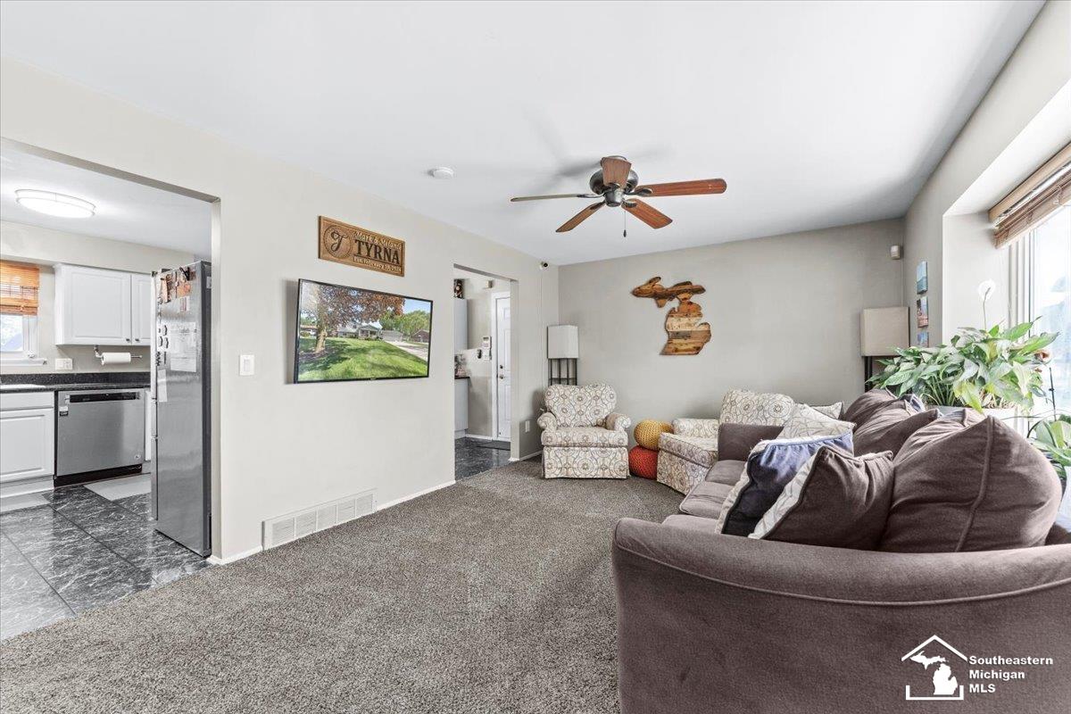 27100 Will Carleton Road Flat Rock, MI 48134 - Photo 4 of 41 50174320-043e2693-8b82-4d3c-9e35-5dd0ef6ed5e4.JPG