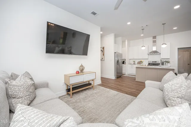 $2,300 | 1605 South 9th Street, Ocean Springs, MS 39564