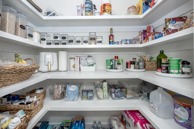 $2,300 | 1605 South 9th Street, Ocean Springs, MS 39564