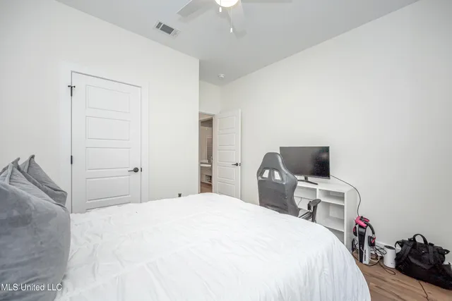 $2,300 | 1605 South 9th Street, Ocean Springs, MS 39564