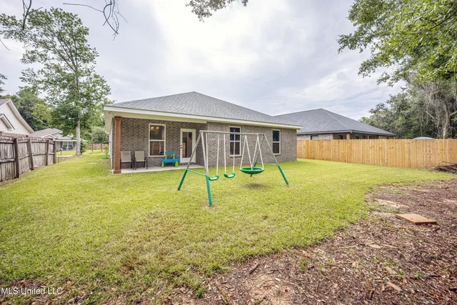 $2,300 | 1605 South 9th Street, Ocean Springs, MS 39564