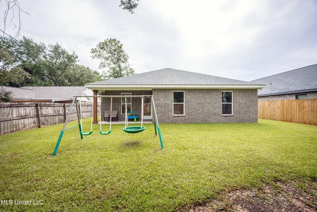 $2,300 | 1605 South 9th Street, Ocean Springs, MS 39564