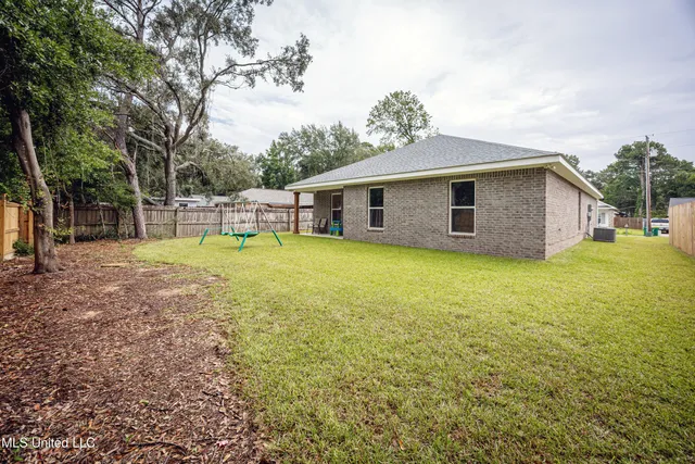 $2,300 | 1605 South 9th Street, Ocean Springs, MS 39564