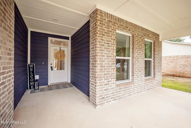 $2,300 | 1605 South 9th Street, Ocean Springs, MS 39564