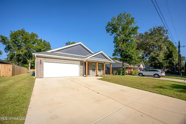 $2,300 | 1605 South 9th Street, Ocean Springs, MS 39564